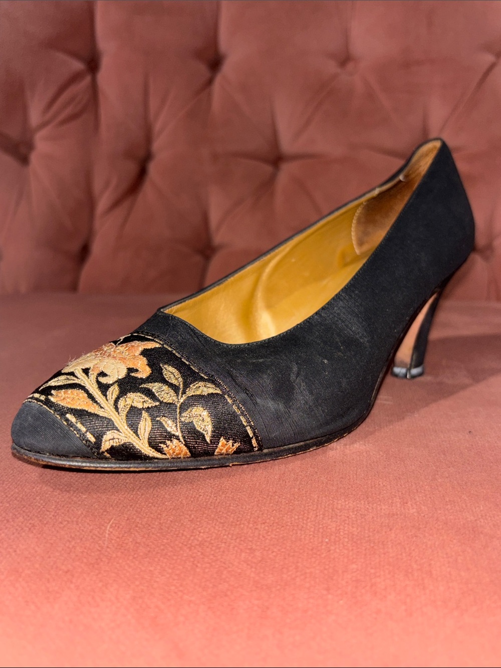 Vintage Saks fifth avenue pumps metallic floral toe band classic black pumps 7.5